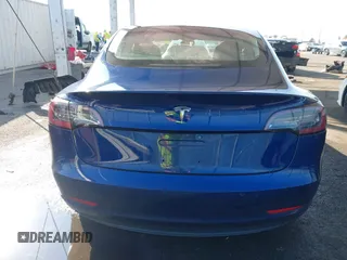 2018 Tesla Model 3 Long Range Battery z VIN 5YJ3E1EA8JF014706, wystawiony jako IAAI lot #41453650 z przebiegiem 68 037 mil mil oraz . Historia ofert i sprzedaży dostępna na DreamBid. Obrazek 16.