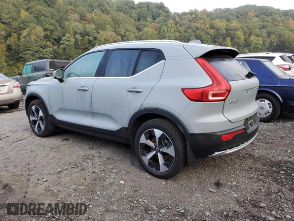 2024 Volvo XC40 Plus Bright Theme z VIN YV4L12UE0R2303399, wystawiony jako Copart lot #74531594 z przebiegiem 7 281 mil mil oraz Szkoda całkowita • Salvage title. Historia ofert i sprzedaży dostępna na DreamBid. Obrazek 2.