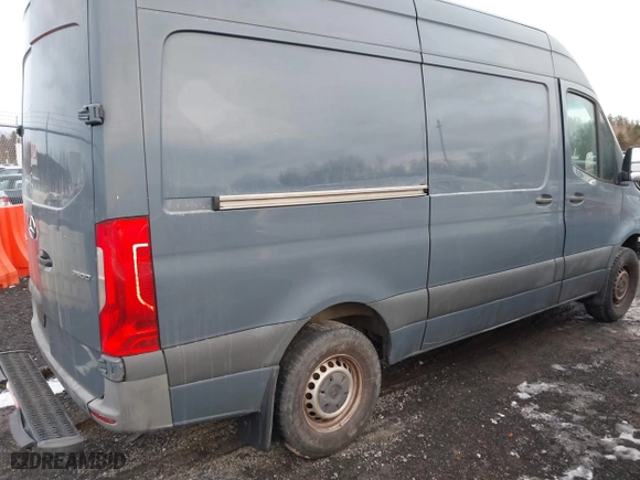 2019 Mercedes-Benz Sprinter Cargo Van with VIN WD4PF0CD9KP065019, listed as a IAAI auction lot 41070270 with 187,464 mi miles. Bid and sale history available at carsss.com. Image 4.
