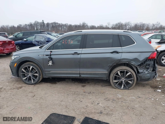 2022 Volkswagen Tiguan SEL R-Line with VIN 3VV4B7AX1NM159048, listed as a IAAI auction lot 41352532 with 33,394 mi miles. Bid and sale history available at carsss.com. Image 14.