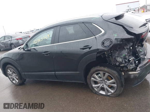 2025 Mazda CX-30 S Carbon Edition z VIN 3MVDMBCM9SM783429, wystawiony jako IAAI lot #42065729 z przebiegiem 4 940 mil mil oraz . Historia ofert i sprzedaży dostępna na DreamBid. Obrazek 14.