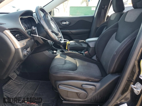 2014 Jeep Cherokee Latitude z VIN 1C4PJMCBXEW284645, wystawiony jako Copart lot #58838355 z przebiegiem 131 631 mil mil oraz Szkoda całkowita • Salvage title. Historia ofert i sprzedaży dostępna na DreamBid. Obrazek 7.