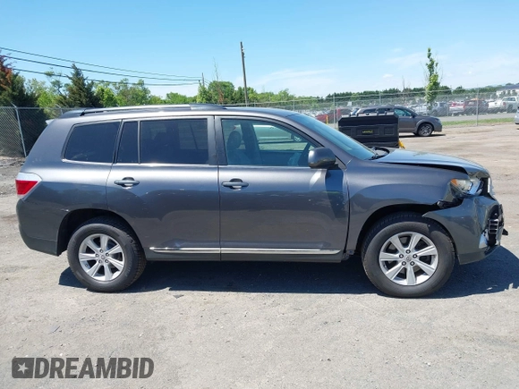 2011 Toyota Highlander z VIN 5TDBK3EH7BS064202, wystawiony jako IAAI lot #42288284 z przebiegiem 166 883 mil mil oraz . Historia ofert i sprzedaży dostępna na DreamBid. Obrazek 13.