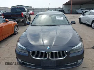 2013 BMW 5 Series 528i xDrive z VIN WBAXH5C55DD109674, wystawiony jako IAAI lot #41944084 z przebiegiem 132 074 mil mil oraz . Historia ofert i sprzedaży dostępna na DreamBid. Obrazek 6.