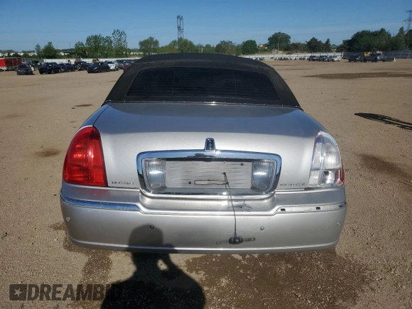 2004 Lincoln Town Car Ultimate z VIN 1LNHM83W94Y625182, wystawiony jako Copart lot #55632185 z przebiegiem 179 597 mil mil oraz Szkoda całkowita • Salvage title. Historia ofert i sprzedaży dostępna na DreamBid. Obrazek 6.