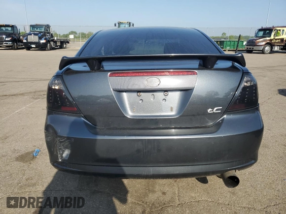 2008 Scion tC Spec z VIN JTKDE167X80254624, wystawiony jako Copart lot #57337755 z przebiegiem 205 339 mil mil oraz Szkoda całkowita • Salvage title. Historia ofert i sprzedaży dostępna na DreamBid. Obrazek 6.