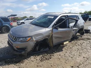 2019 Jeep Compass Latitude z VIN 3C4NJDBB4KT641523, wystawiony jako Copart lot #56635905 z przebiegiem Nie podano mil oraz Szkoda całkowita • Salvage title. Historia ofert i sprzedaży dostępna na DreamBid. Obrazek 1.