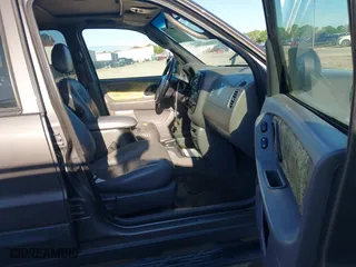 2002 Ford Escape XLT Choice with VIN 1FMYU04172KC92145, listed as a IAAI auction lot 42081862 with 225,812 mi miles. Bid and sale history available at carsss.com. Image 5.