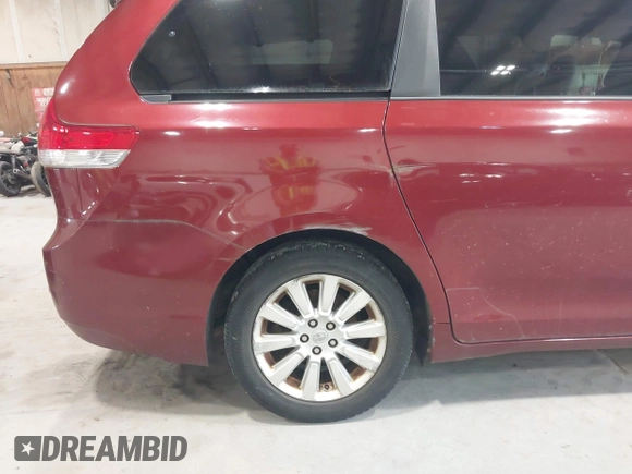 2013 Toyota Sienna XLE z VIN 5TDDK3DCXDS053048, wystawiony jako IAAI lot #42163668 z przebiegiem 104 765 mil mil oraz . Historia ofert i sprzedaży dostępna na DreamBid. Obrazek 6.