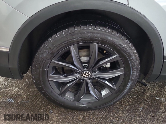 2024 Volkswagen Tiguan SE с VIN 3VV3B7AX9RM106728, выставлен на аукционе IAAI как лот 42845194 с пробегом 23 946 миль миль и . История ставок и продаж доступна на DreamBid. Изображение 8.