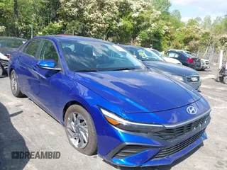 2024 Hyundai Elantra SEL z VIN KMHLM4DG5RU734991, wystawiony jako IAAI lot #42029895 z przebiegiem 6 926 mil mil oraz . Historia ofert i sprzedaży dostępna na DreamBid. Obrazek 1.