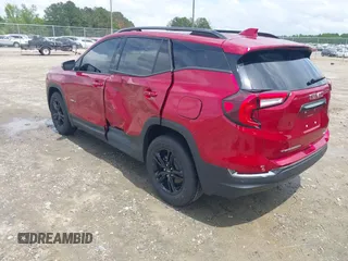 2024 GMC Terrain AT4 z VIN 3GKALYEGXRL271393, wystawiony jako IAAI lot #42222910 z przebiegiem 14 258 mil mil oraz . Historia ofert i sprzedaży dostępna na DreamBid. Obrazek 3.