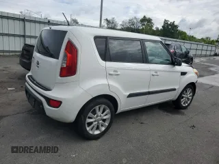 2013 Kia Soul + z VIN KNDJT2A69D7550983, wystawiony jako Copart lot #57416965 z przebiegiem 112 304 mil mil oraz Szkoda całkowita • Salvage title. Historia ofert i sprzedaży dostępna na DreamBid. Obrazek 3.
