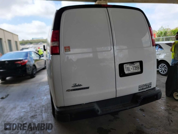 2022 Chevrolet Express Cargo z VIN 1GCWGAFP2N1259705, wystawiony jako IAAI lot #42558312 z przebiegiem 64 969 mil mil oraz . Historia ofert i sprzedaży dostępna na DreamBid. Obrazek 1.