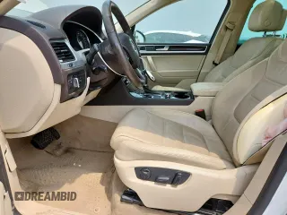 2013 Volkswagen Touareg Exec z VIN WVGEF9BP3DD012463, wystawiony jako Copart lot #57499915 z przebiegiem 104 981 mil mil oraz Szkody całkowita. Historia ofert i sprzedaży dostępna na DreamBid. Obrazek 7.