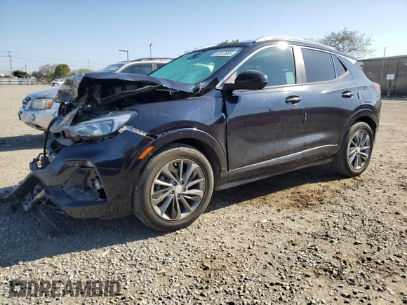 2020 Buick Encore GX Select z VIN KL4MMDSL2LB092302, wystawiony jako Copart lot #52557685 z przebiegiem 40 632 mil mil oraz Szkoda całkowita • Salvage title. Historia ofert i sprzedaży dostępna na DreamBid. Obrazek 1.