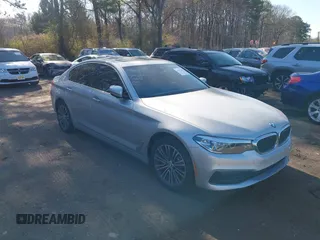2019 BMW 5 Series 530i xDrive z VIN WBAJA7C52KWW00856, wystawiony jako IAAI lot #41991300 z przebiegiem 81 487 mil mil oraz . Historia ofert i sprzedaży dostępna na DreamBid. Obrazek 1.