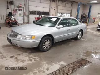 2002 Lincoln Continental z VIN 1LNHM97V62Y621823, wystawiony jako IAAI lot #42240992 z przebiegiem 131 977 mil mil oraz . Historia ofert i sprzedaży dostępna na DreamBid. Obrazek 2.