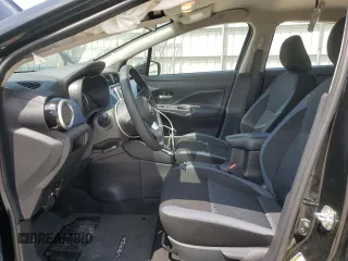 2025 Nissan Versa SV z VIN 3N1CN8EV9SL835511, wystawiony jako Copart lot #59398645 z przebiegiem 8 170 mil mil oraz Czysty tytuł • Clean title. Historia ofert i sprzedaży dostępna na DreamBid. Obrazek 7.