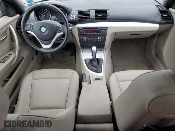 2013 BMW 1 Series 128i z VIN WBAUL7C56DVM83718, wystawiony jako Copart lot #52957614 z przebiegiem 73 621 mil mil oraz Czysty tytuł • Clean title. Historia ofert i sprzedaży dostępna na DreamBid. Obrazek 8.