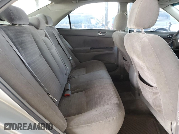 2005 Toyota Camry STD z VIN 4T1BE32K25U946848, wystawiony jako Copart lot #50825945 z przebiegiem 271 622 mil mil oraz Czysty tytuł • Clean title. Historia ofert i sprzedaży dostępna na DreamBid. Obrazek 10.