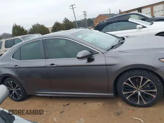 2018 Toyota Camry LE z VIN 4T1B11HK3JU630411, wystawiony jako IAAI lot #41423338 z przebiegiem 134 959 mil mil oraz . Historia ofert i sprzedaży dostępna na DreamBid. Obrazek 14.
