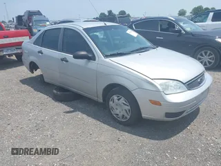 2007 Ford Focus S z VIN 1FAFP34N97W129199, wystawiony jako IAAI lot #42475544 z przebiegiem 168 404 mil mil oraz . Historia ofert i sprzedaży dostępna na DreamBid. Obrazek 1.