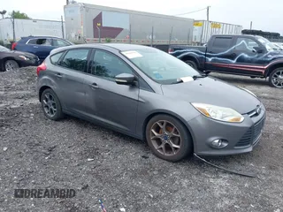 2014 Ford Focus SE z VIN 1FADP3K24EL302383, wystawiony jako IAAI lot #42510536 z przebiegiem 125 007 mil mil oraz . Historia ofert i sprzedaży dostępna na DreamBid. Obrazek 1.