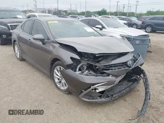 2023 Toyota Camry LE z VIN 4T1R11AK5PU152686, wystawiony jako IAAI lot #42167884 z przebiegiem 58 044 mil mil oraz . Historia ofert i sprzedaży dostępna na DreamBid. Obrazek 1.