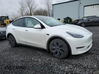 2024 Tesla Model Y Long Range with VIN 7SAYGDEE5RF115706, listed as a Copart auction lot 45002255 with 9,255 mi miles and Salvage Title. Bid and sale history available at DreamBid. Image 4.