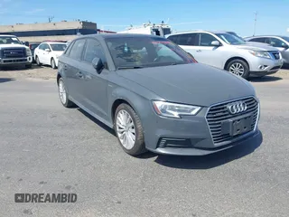 2017 Audi A3 e-tron Sportback Premium z VIN WAUUPBFF4HA044283, wystawiony jako IAAI lot #42337099 z przebiegiem 126 907 mil mil oraz . Historia ofert i sprzedaży dostępna na DreamBid. Obrazek 1.