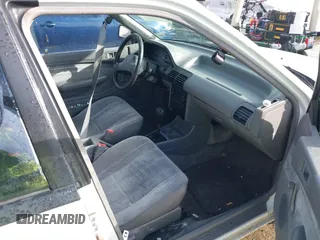 1993 Ford Escort z VIN 3FAPP13J9PR205353, wystawiony jako IAAI lot #41837169 z przebiegiem 4016 mil mil oraz . Historia ofert i sprzedaży dostępna na DreamBid. Obrazek 5.