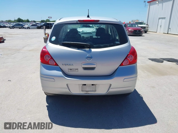 2008 Nissan Versa S z VIN 3N1BC13EX8L385937, wystawiony jako IAAI lot #42330289 z przebiegiem 131 178 mil mil oraz . Historia ofert i sprzedaży dostępna na DreamBid. Obrazek 16.