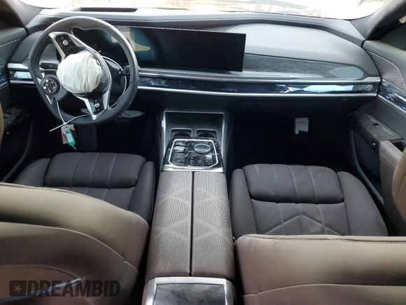 2024 BMW i7 xDrive60 z VIN WBY53EJ01RCP72333, wystawiony jako Copart lot #82242244 z przebiegiem Nie podano mil oraz Szkoda całkowita • Salvage title. Historia ofert i sprzedaży dostępna na DreamBid. Obrazek 8.