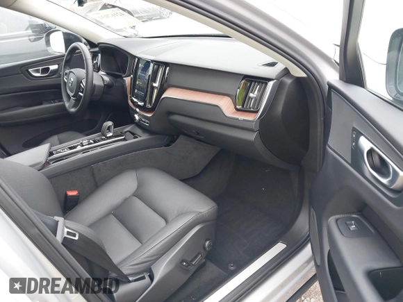 2024 Volvo XC60 Plus Dark Theme z VIN YV4L12RL5R1885058, wystawiony jako IAAI lot #42167034 z przebiegiem 25 886 mil mil oraz . Historia ofert i sprzedaży dostępna na DreamBid. Obrazek 5.