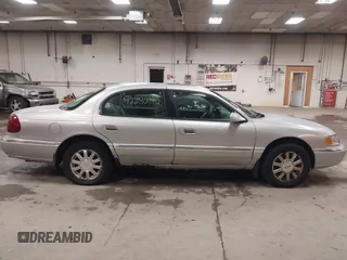 2002 Lincoln Continental z VIN 1LNHM97V62Y621823, wystawiony jako IAAI lot #42240992 z przebiegiem 131 977 mil mil oraz . Historia ofert i sprzedaży dostępna na DreamBid. Obrazek 14.