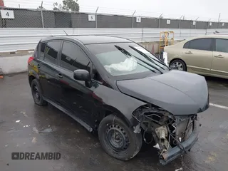 2007 Nissan Versa S z VIN 3N1BC13EX7L365007, wystawiony jako IAAI lot #41915326 z przebiegiem 240 933 mil mil oraz . Historia ofert i sprzedaży dostępna na DreamBid. Obrazek 1.