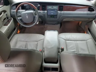 2008 Lincoln Town Car Limited z VIN 2LNHM82V38X635821, wystawiony jako Copart lot #56738735 z przebiegiem 63 586 mil mil oraz Szkoda całkowita • Salvage title. Historia ofert i sprzedaży dostępna na DreamBid. Obrazek 8.