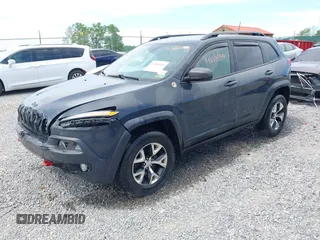 2017 Jeep Cherokee Trailhawk z VIN 1C4PJMBS1HW569093, wystawiony jako IAAI lot #42286940 z przebiegiem 121 876 mil mil oraz . Historia ofert i sprzedaży dostępna na DreamBid. Obrazek 2.
