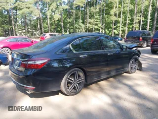 2017 Honda Accord Touring z VIN 1HGCR3F97HA044885, wystawiony jako IAAI lot #42603354 z przebiegiem 175 110 mil mil oraz . Historia ofert i sprzedaży dostępna na DreamBid. Obrazek 4.