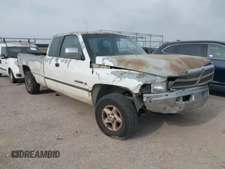1996 Dodge 1500 z VIN 1B7HC13Y4TJ169261, wystawiony jako IAAI lot #42281145 z przebiegiem 418 134 mil mil oraz . Historia ofert i sprzedaży dostępna na DreamBid. Obrazek 1.