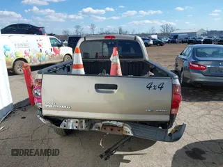 2006 Toyota Tacoma with VIN 5TEUU42NX6Z154875, listed as a IAAI auction lot 41523003 with 33,168 mi miles. Bid and sale history available at carsss.com. Image 16.