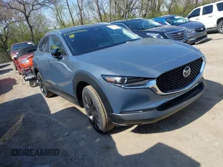 2025 Mazda CX-30 S Preferred z VIN 3MVDMBCM6SM800316, wystawiony jako IAAI lot #42002870 z przebiegiem 383 mil mil oraz . Historia ofert i sprzedaży dostępna na DreamBid. Obrazek 1.