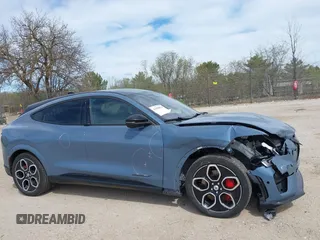 2023 Ford Mustang Mach-E GT z VIN 3FMTK4SE1PMA06903, wystawiony jako IAAI lot #42158874 z przebiegiem 55 325 mil mil oraz . Historia ofert i sprzedaży dostępna na DreamBid. Obrazek 13.
