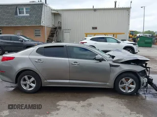2015 Kia Optima LX z VIN 5XXGM4A78FG382856, wystawiony jako IAAI lot #42170669 z przebiegiem 101 964 mil mil oraz . Historia ofert i sprzedaży dostępna na DreamBid. Obrazek 13.