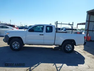 2017 Toyota Tacoma SR z VIN 5TFRX5GN8HX092723, wystawiony jako IAAI lot #41862331 z przebiegiem 114 772 mil mil oraz . Historia ofert i sprzedaży dostępna na DreamBid. Obrazek 14.