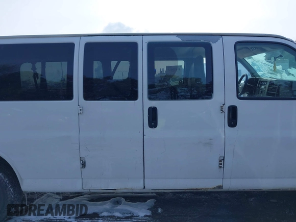 2014 Chevrolet Express Passenger LT with VIN 1GAZG1FG2E1117750, listed as a IAAI auction lot 41615013 with 270,162 mi miles and . Bid and sale history available at DreamBid. Image 14.