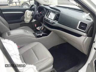 2016 Toyota Highlander XLE z VIN 5TDJKRFH4GS323202, wystawiony jako IAAI lot #42026959 z przebiegiem 135 430 mil mil oraz . Historia ofert i sprzedaży dostępna na DreamBid. Obrazek 5.
