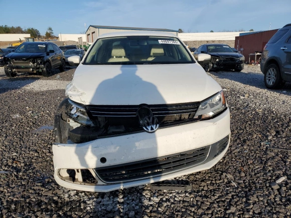 2013 Volkswagen Jetta SE with VIN 3VWDX7AJ8DM210472, listed as a Copart auction lot 44697165 with 132,736 mi miles and Salvage title. Bid and sale history available at DreamBid. Image 5.