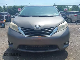 2012 Toyota Sienna LE AAS z VIN 5TDKK3DC9CS252274, wystawiony jako IAAI lot #42553516 z przebiegiem 311 650 mil mil oraz . Historia ofert i sprzedaży dostępna na DreamBid. Obrazek 12.